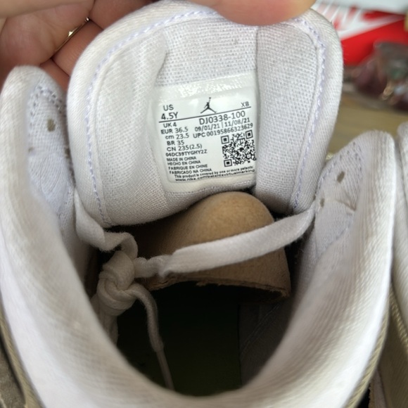 Grade School Jordan 1 Mid size 4.5y - Picture 6 of 8